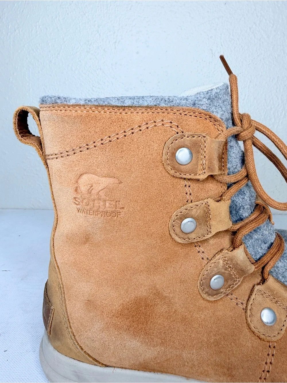 Sorel Joan tan leather gray felt ankle boot
